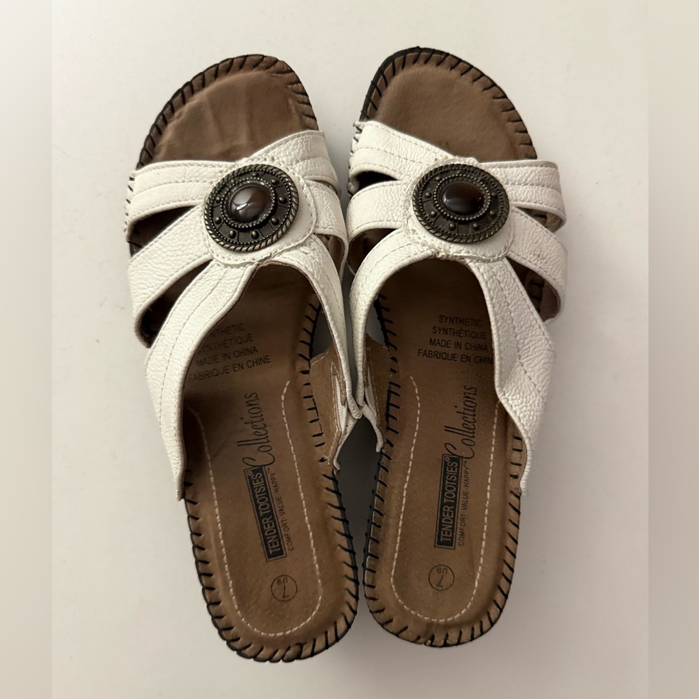 TENDER TOOTSIES WHITE SANDALS/ BROWN SOLE